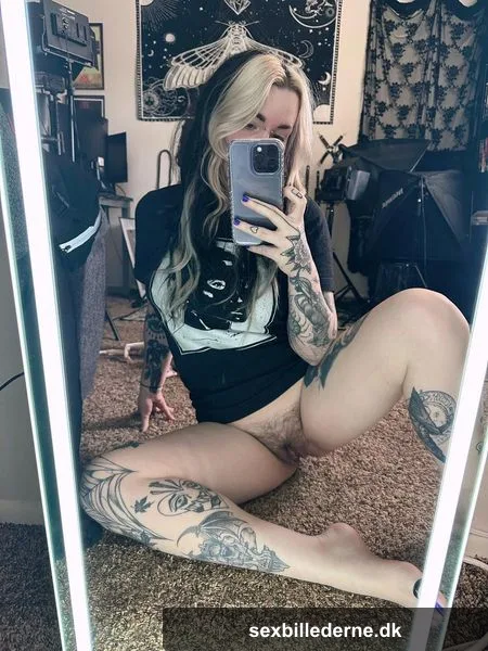 Simple selfie with my hairy pussy out :)