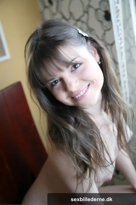 Pretty petite teen Linnda shows off her small tits & trimmed pussy all nude