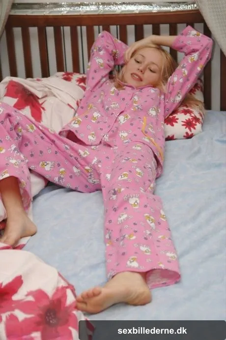 Natural blonde slips a hand down her pyjama bottoms to masturbate